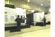 同時5軸加工機、大型門型加工機複数台による精密・大型加工製品の短納期対応