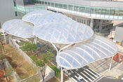  ETFEフィルムのテント膜構造物：透明で防水なデザイン屋根　タイ　サムットプラーカーン