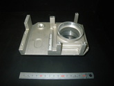 砂型鋳造　アルミ合金鋳物　AC4C-T5　監視カメラ部品　加工込