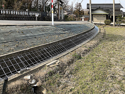農業用水路　転落防止カバー（傾斜タイプ）