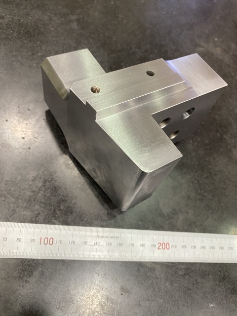 SKD11ダイス鋼　マシニング加工+傾斜部研磨で高精度カムスライダー製作