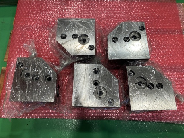 【FC250（鋳物）加工】プレス金型部品で直角度0.01以下を実現