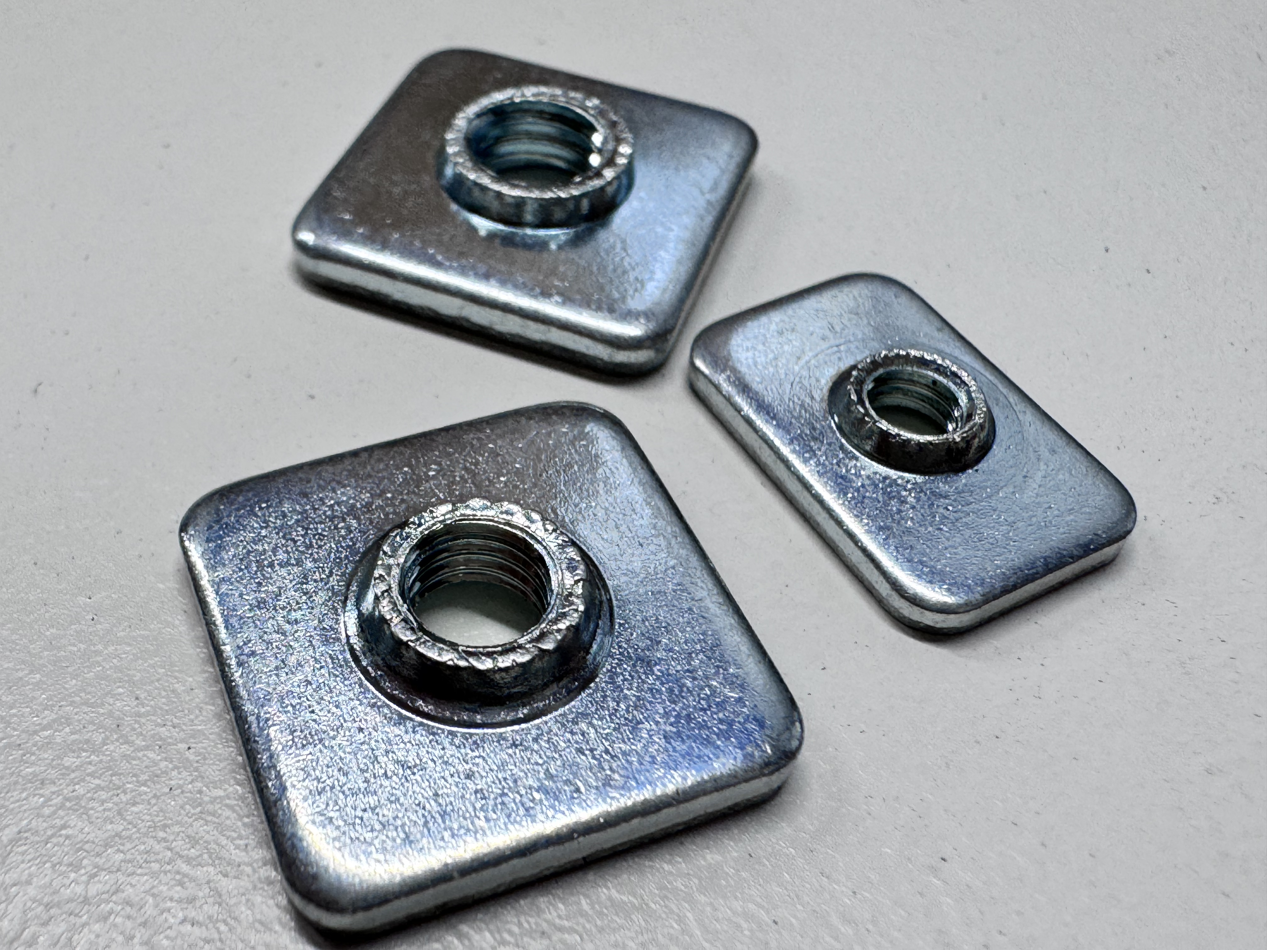 【順送金型内でのタップ加工により効率化】SPCC製　先入れナットのご紹介！