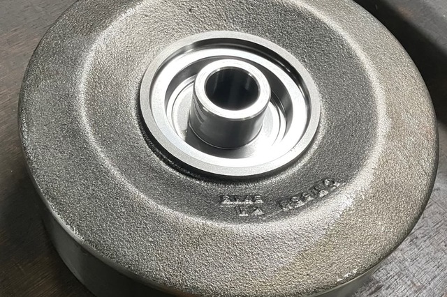 鋳物ダクタイル鋳鉄FCD600農機具部品旋盤加工｜内径H7公差・面粗度Ra1.6 ｜精密鋳物切削｜キー溝｜一貫対応｜刃物寿命対策｜月産300個対応｜量産｜品質管理
