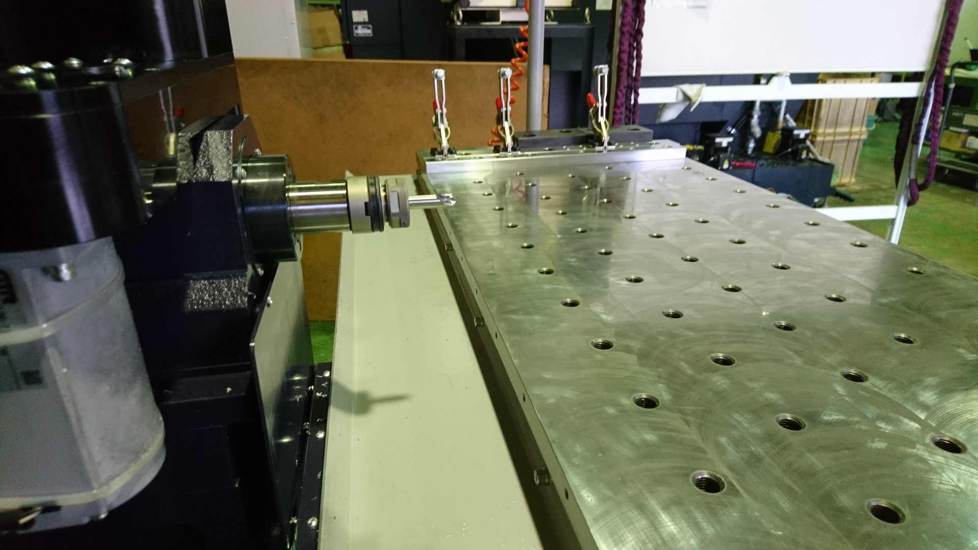 アルミ板 横穴加工 縦型マシニング機と併用 ニッカル商工 株式会社