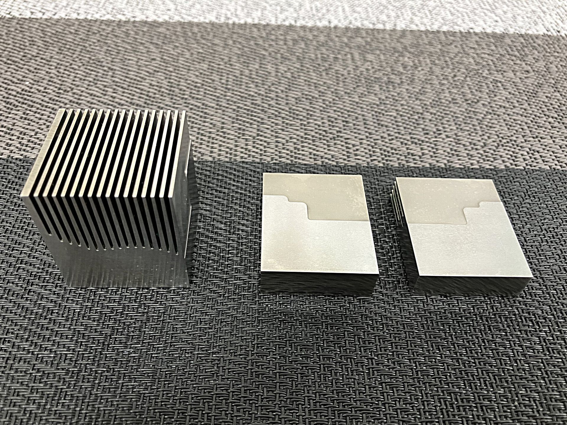 【放電加工】磨けないところも滑らかな面に加工（Rz4㎛）／深溝・突起形状