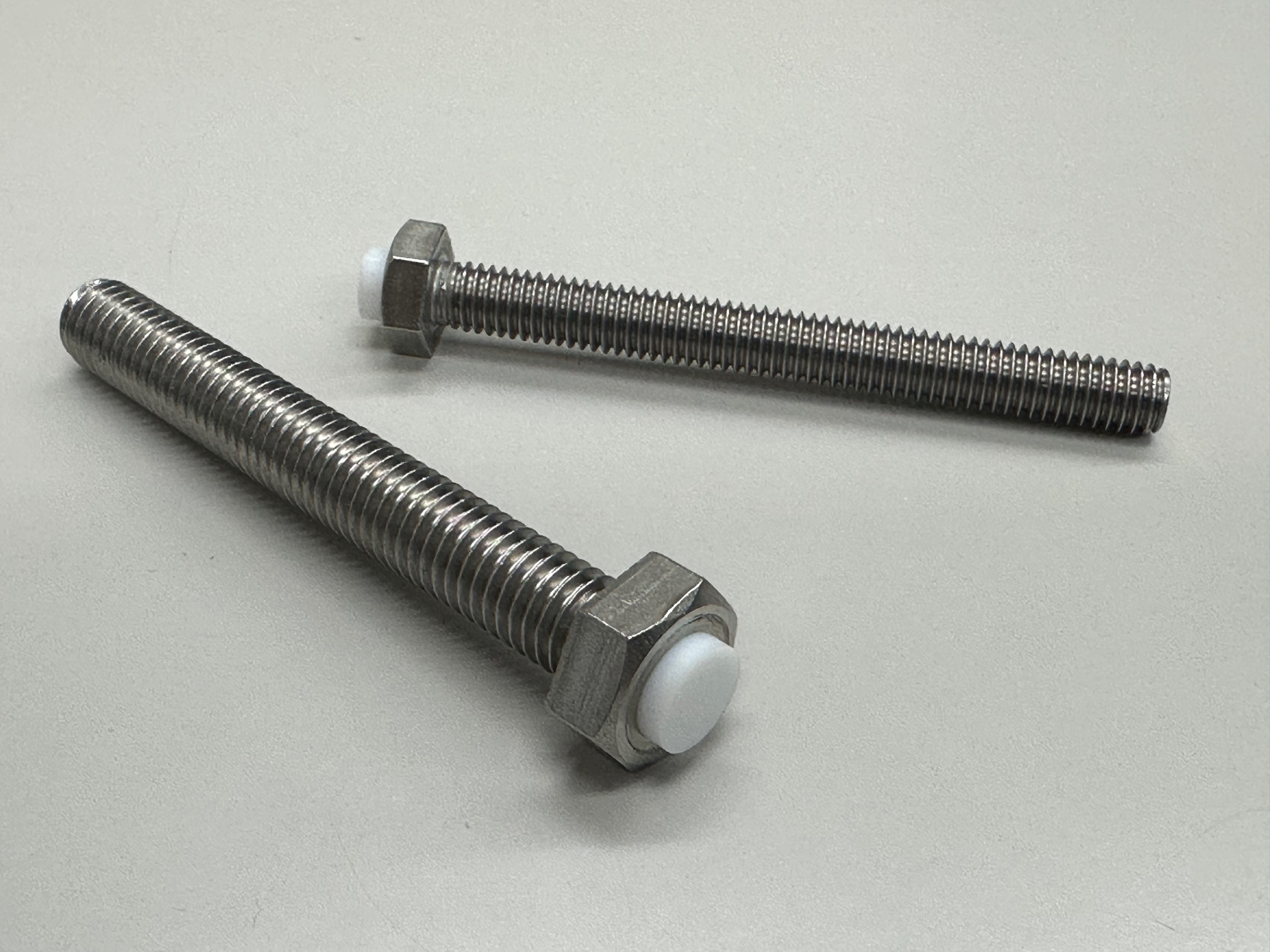 【接着剤ゼロでアウトガス低減】PTFEパッド付きストップボルト（SUS316）