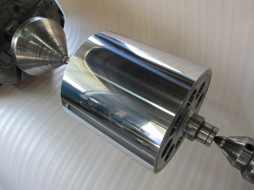 バフ研磨で鏡面に仕上げられたロール 硬質クロムめっき 川崎クローム工業 株式会社