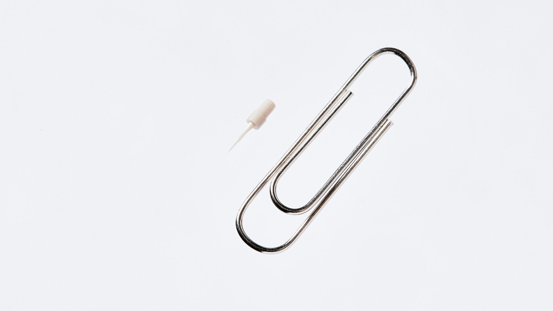 スーパーエンジニアリングプラスチックであるPEEKで製作した低侵襲の樹脂製注射針