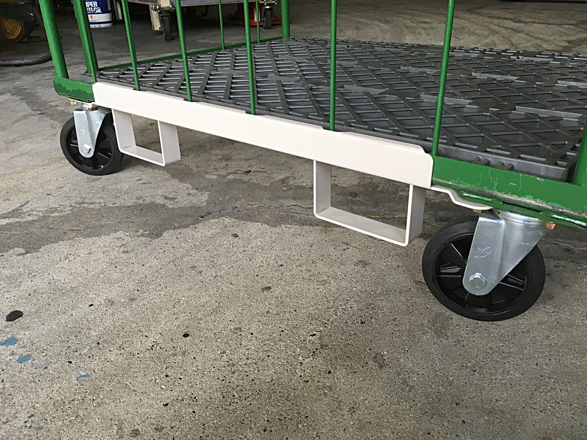 物流カゴ台車 かご車 安全対策部品 フォークリフト用 フォークガイド 背面取付型 セイコー工業 株式会社