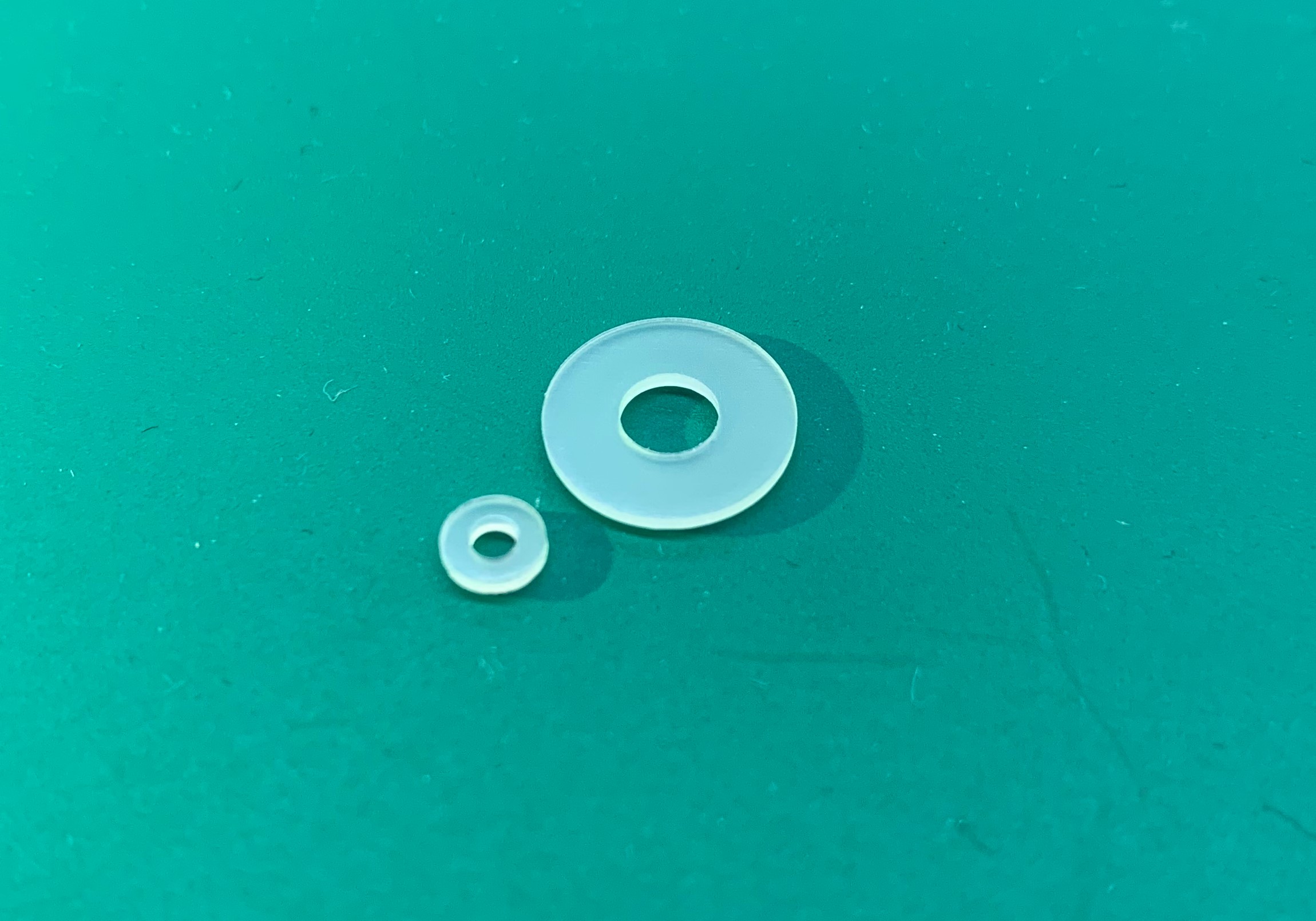 プラスチックワッシャー、金属とどう違う？
