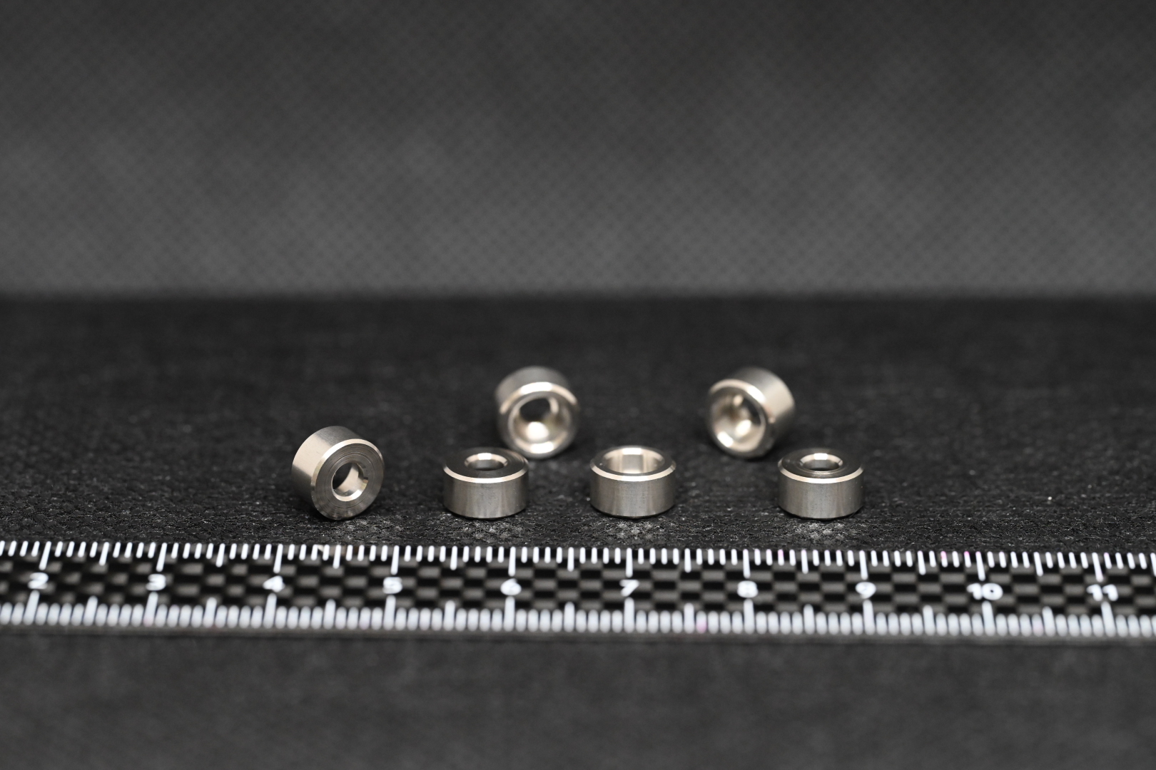 ステンレス（SUS303）材によるΦ8・カラーになります。