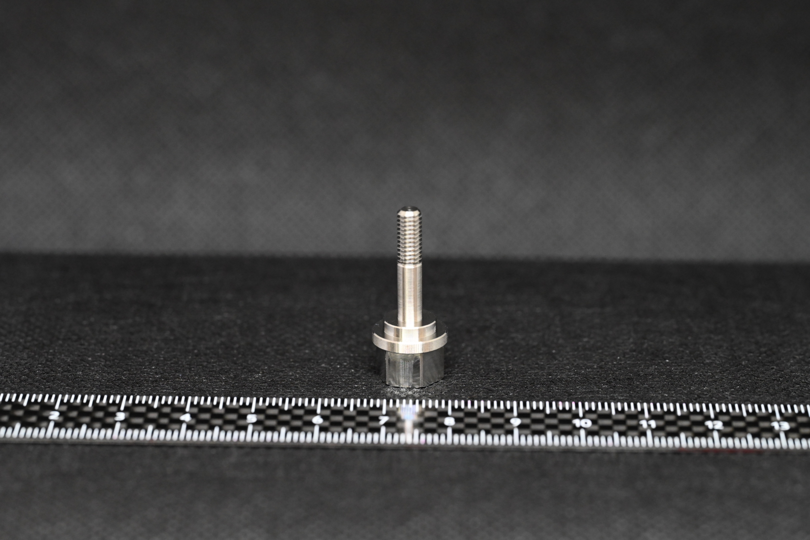 SUS304材による外径Φ13・軸製品になります。