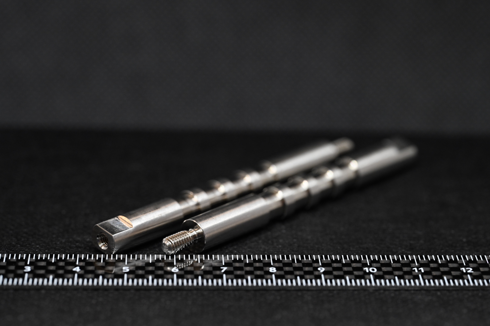 SUS304材によるΦ8・シャフト製品です。