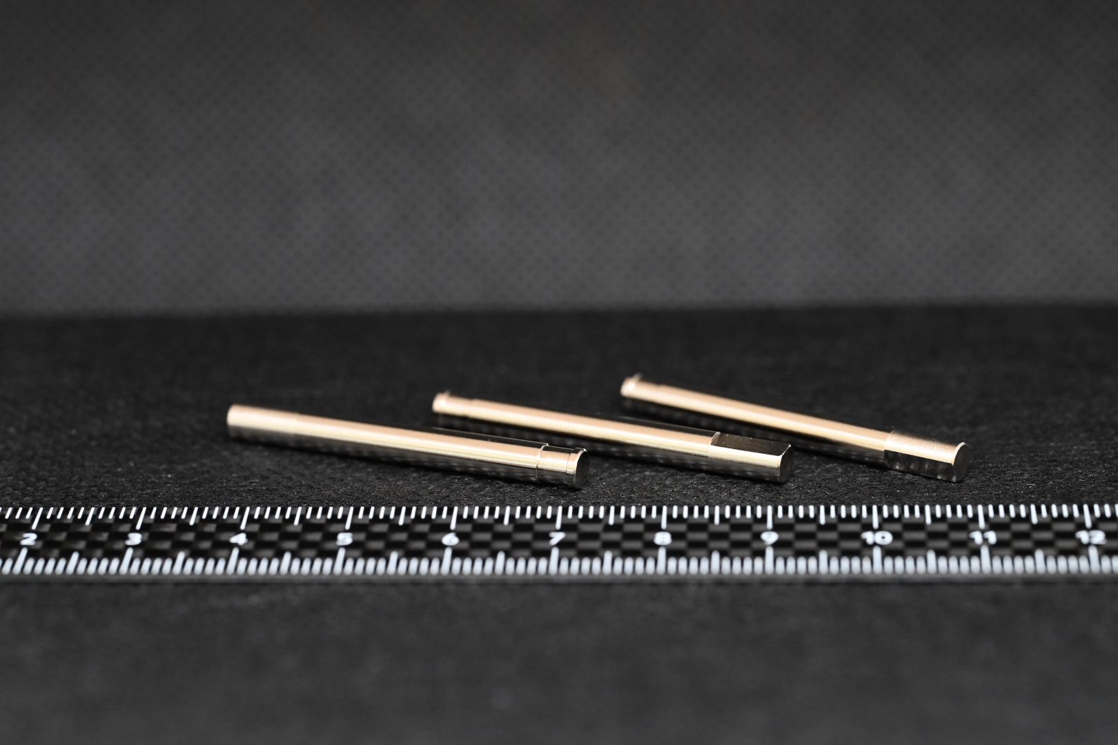 S45C材によるΦ5・ピン（メッキ）になります。