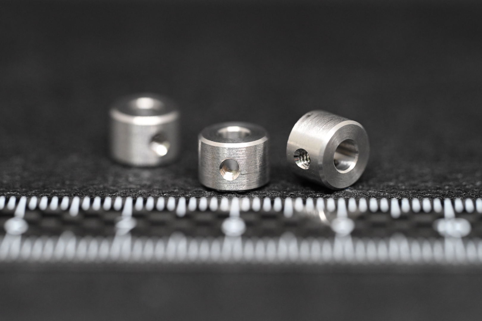 SS400(SGD3)材によるΦ8・カラー製品になります。