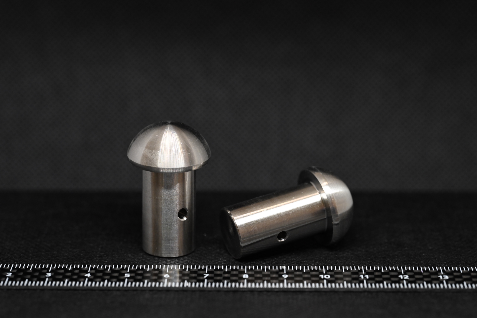 ステンレス（SUS304）材によるΦ24・リベットになります。