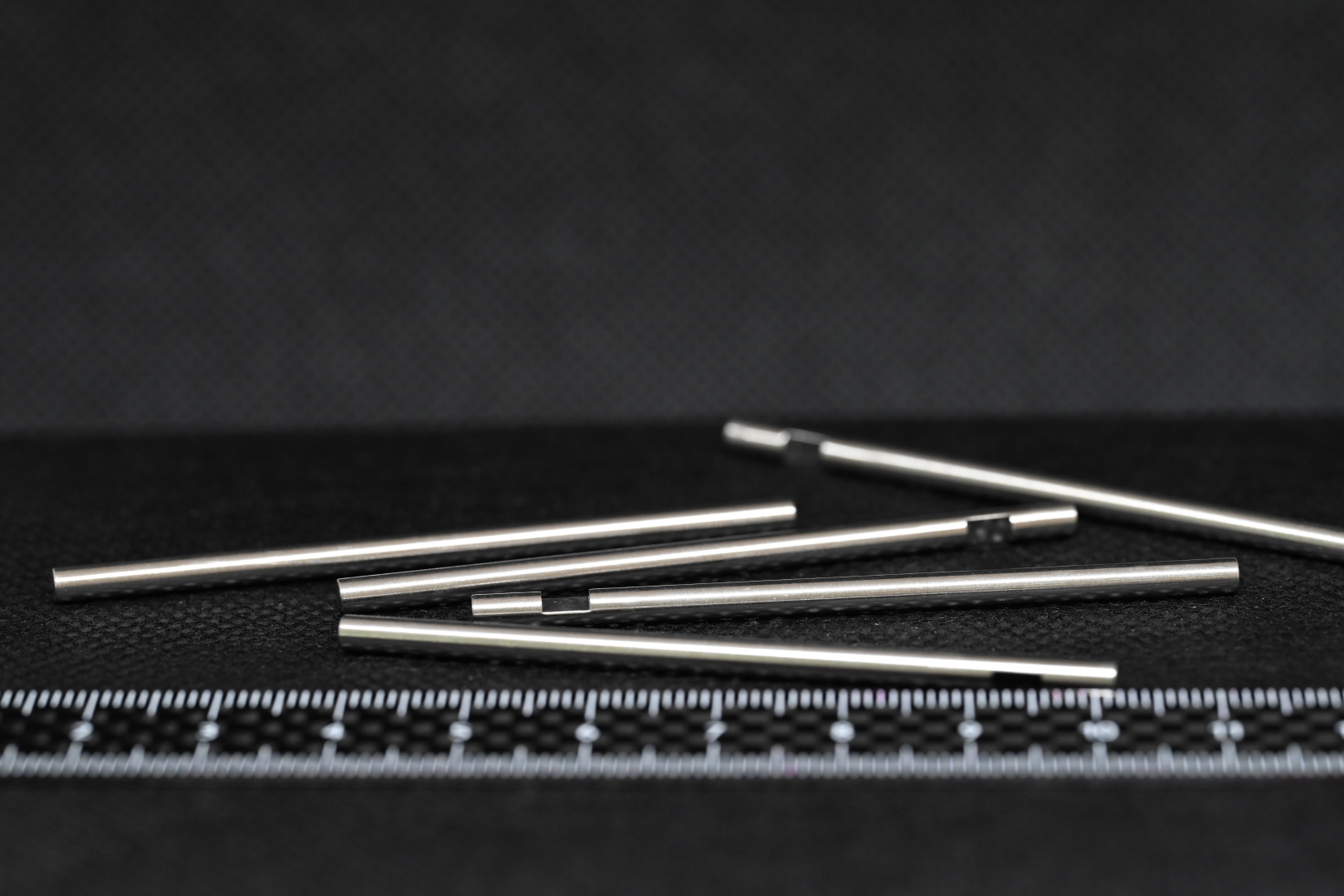 SUS303材によるΦ4・シャフト製品になります。